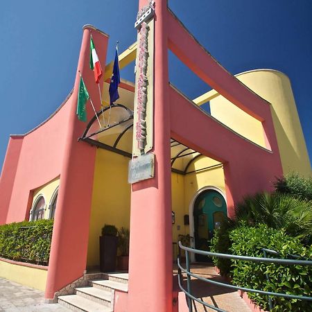 Lo Scacciapensieri Hotel & Restaurant Монтерони-ди-Лечче Экстерьер фото