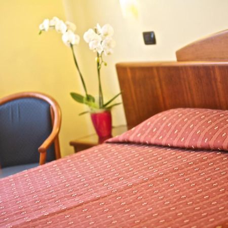 Lo Scacciapensieri Hotel & Restaurant Монтерони-ди-Лечче Экстерьер фото
