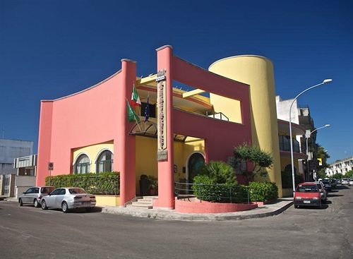 Lo Scacciapensieri Hotel & Restaurant Монтерони-ди-Лечче Экстерьер фото