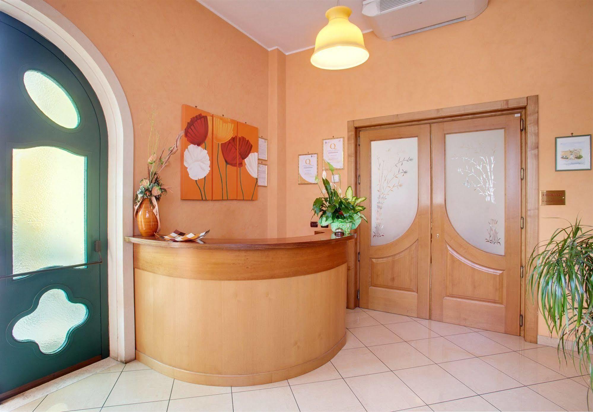 Lo Scacciapensieri Hotel & Restaurant Монтерони-ди-Лечче Экстерьер фото