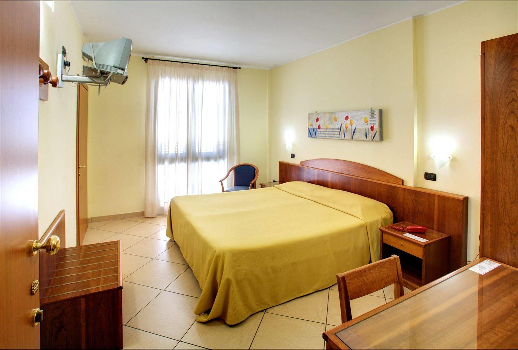 Lo Scacciapensieri Hotel & Restaurant Монтерони-ди-Лечче Экстерьер фото