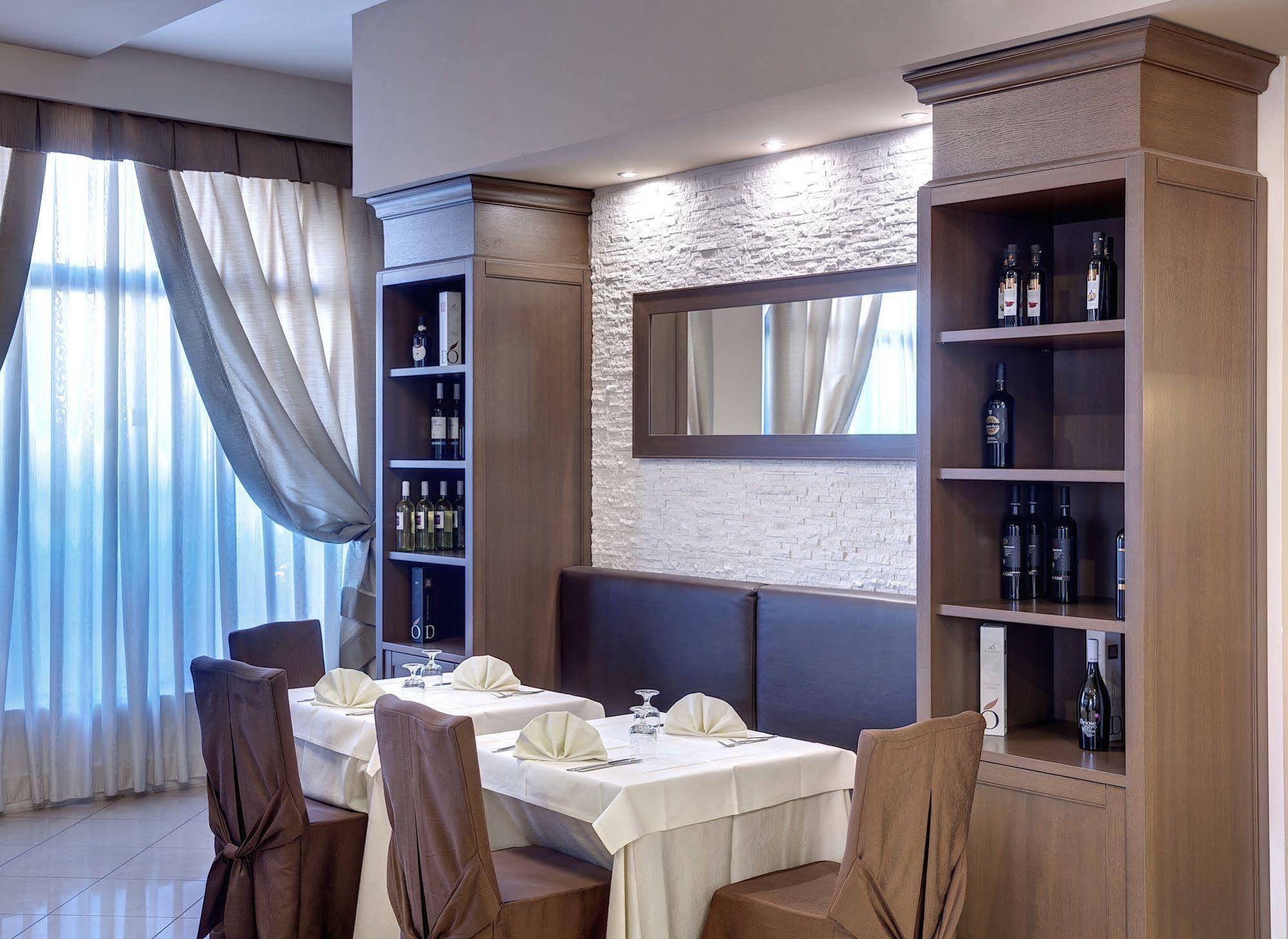 Lo Scacciapensieri Hotel & Restaurant Монтерони-ди-Лечче Экстерьер фото