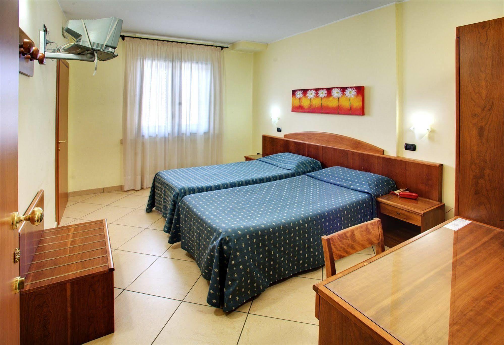 Lo Scacciapensieri Hotel & Restaurant Монтерони-ди-Лечче Экстерьер фото