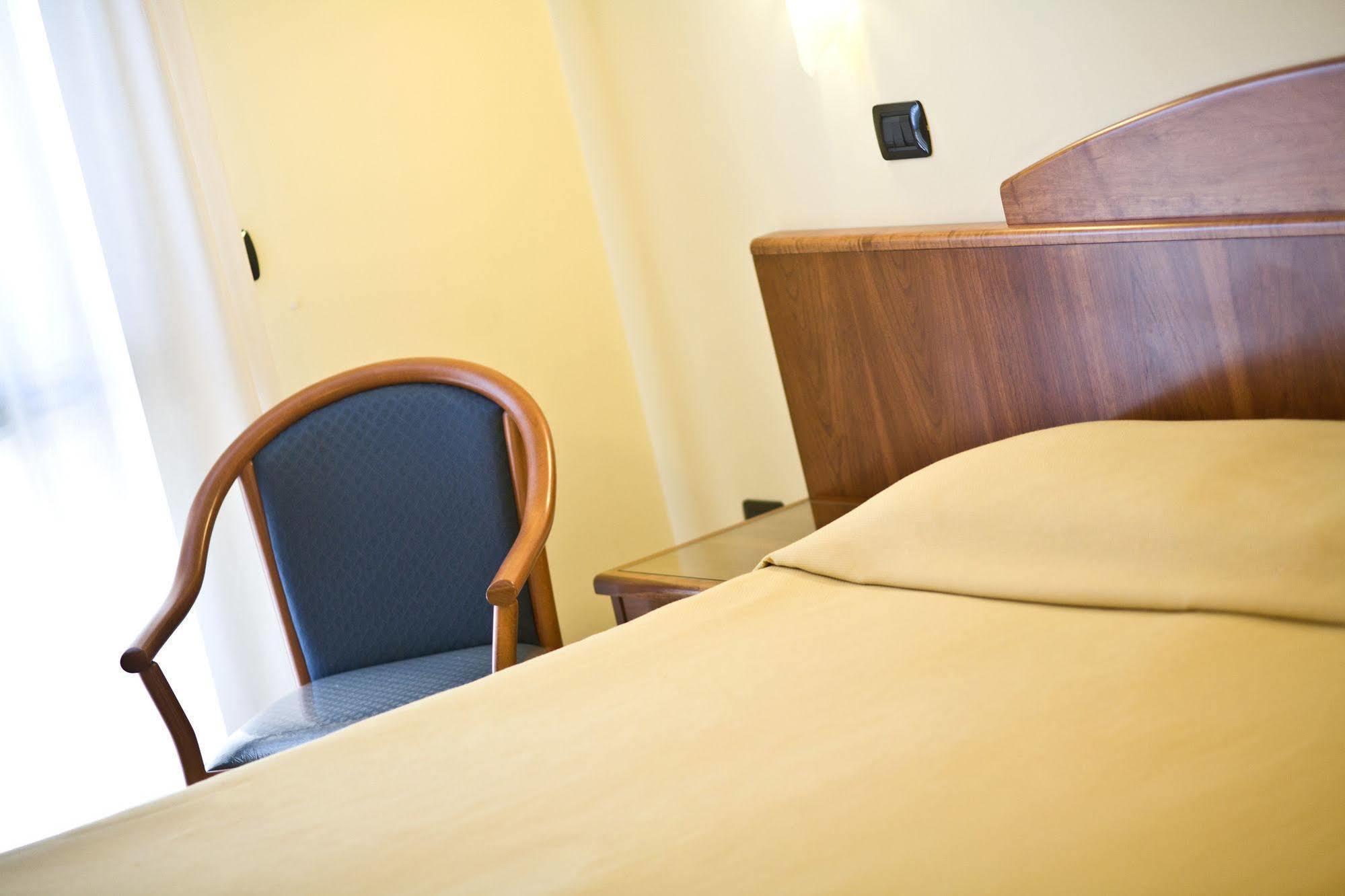 Lo Scacciapensieri Hotel & Restaurant Монтерони-ди-Лечче Экстерьер фото