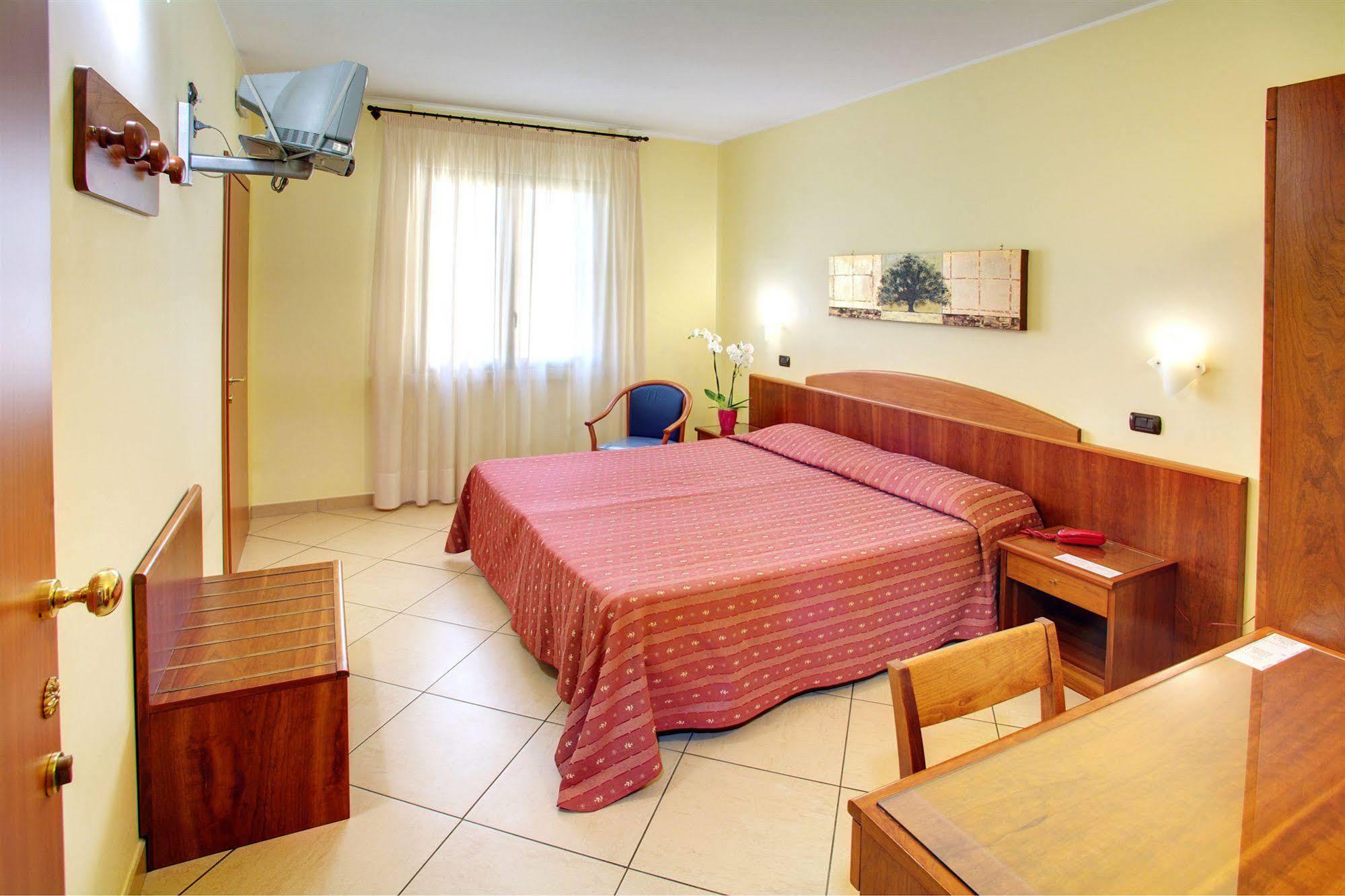 Lo Scacciapensieri Hotel & Restaurant Монтерони-ди-Лечче Экстерьер фото