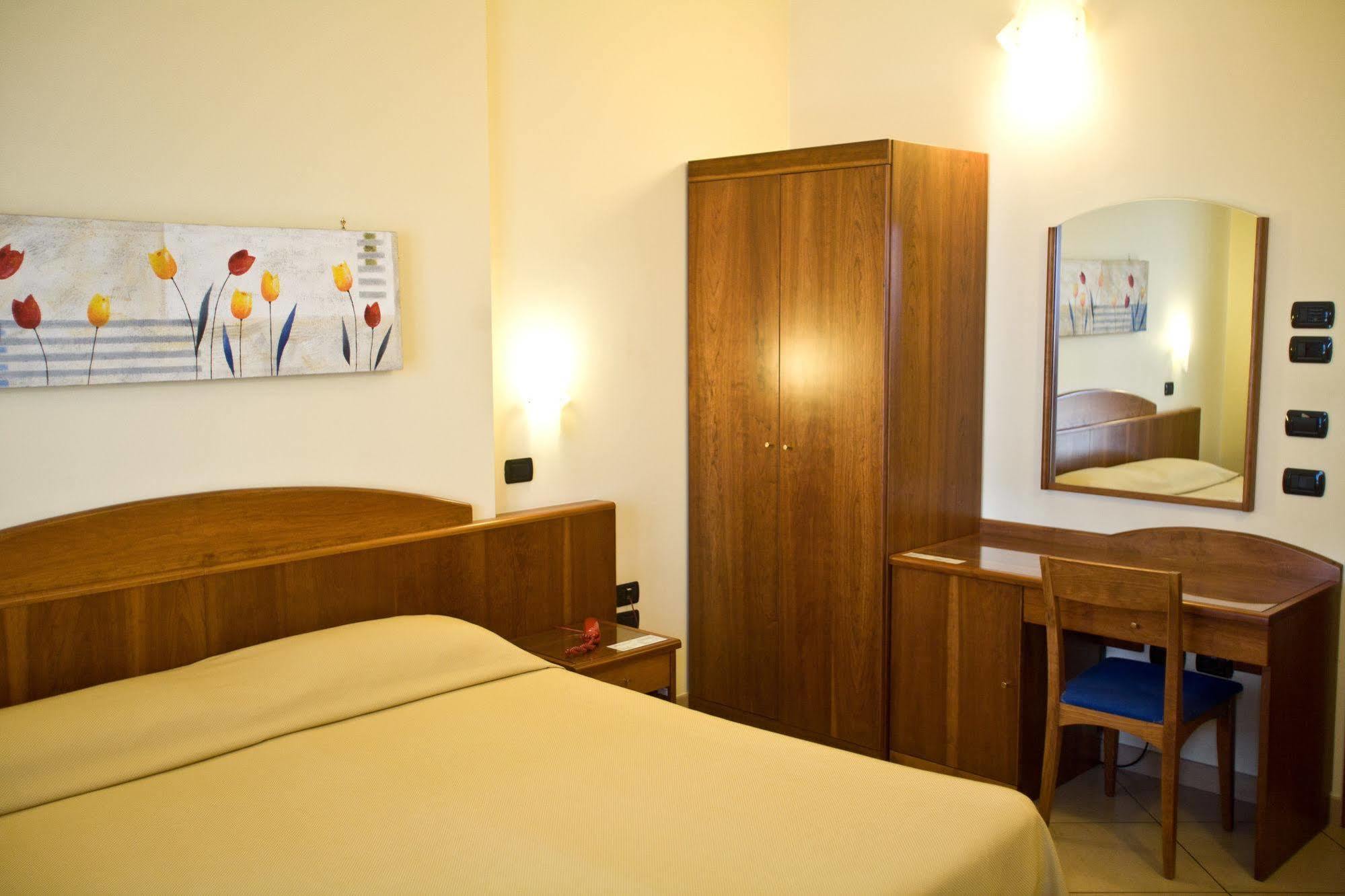 Lo Scacciapensieri Hotel & Restaurant Монтерони-ди-Лечче Экстерьер фото