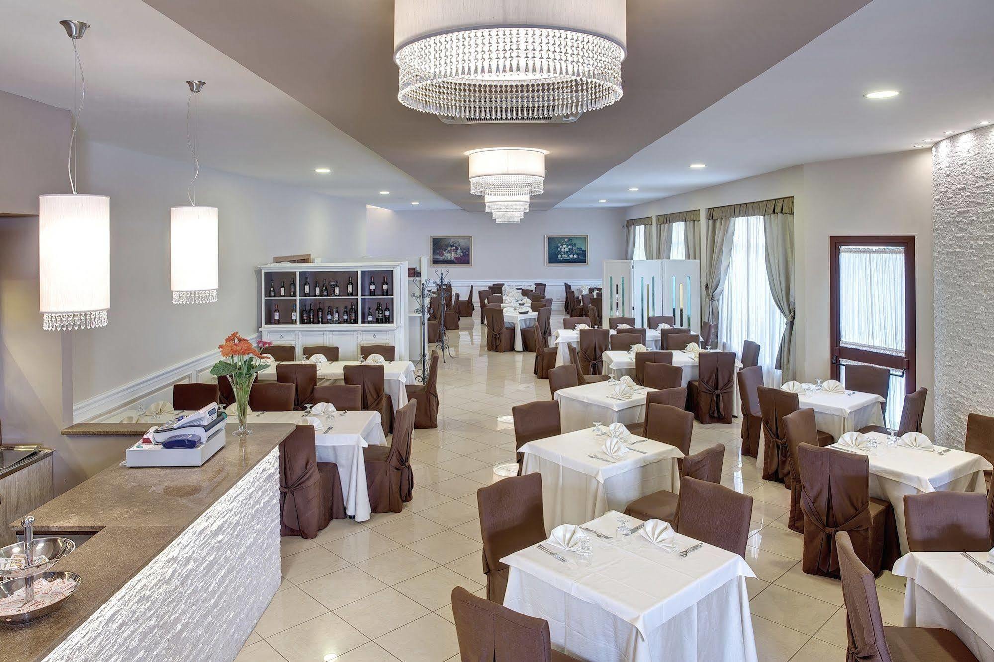 Lo Scacciapensieri Hotel & Restaurant Монтерони-ди-Лечче Экстерьер фото
