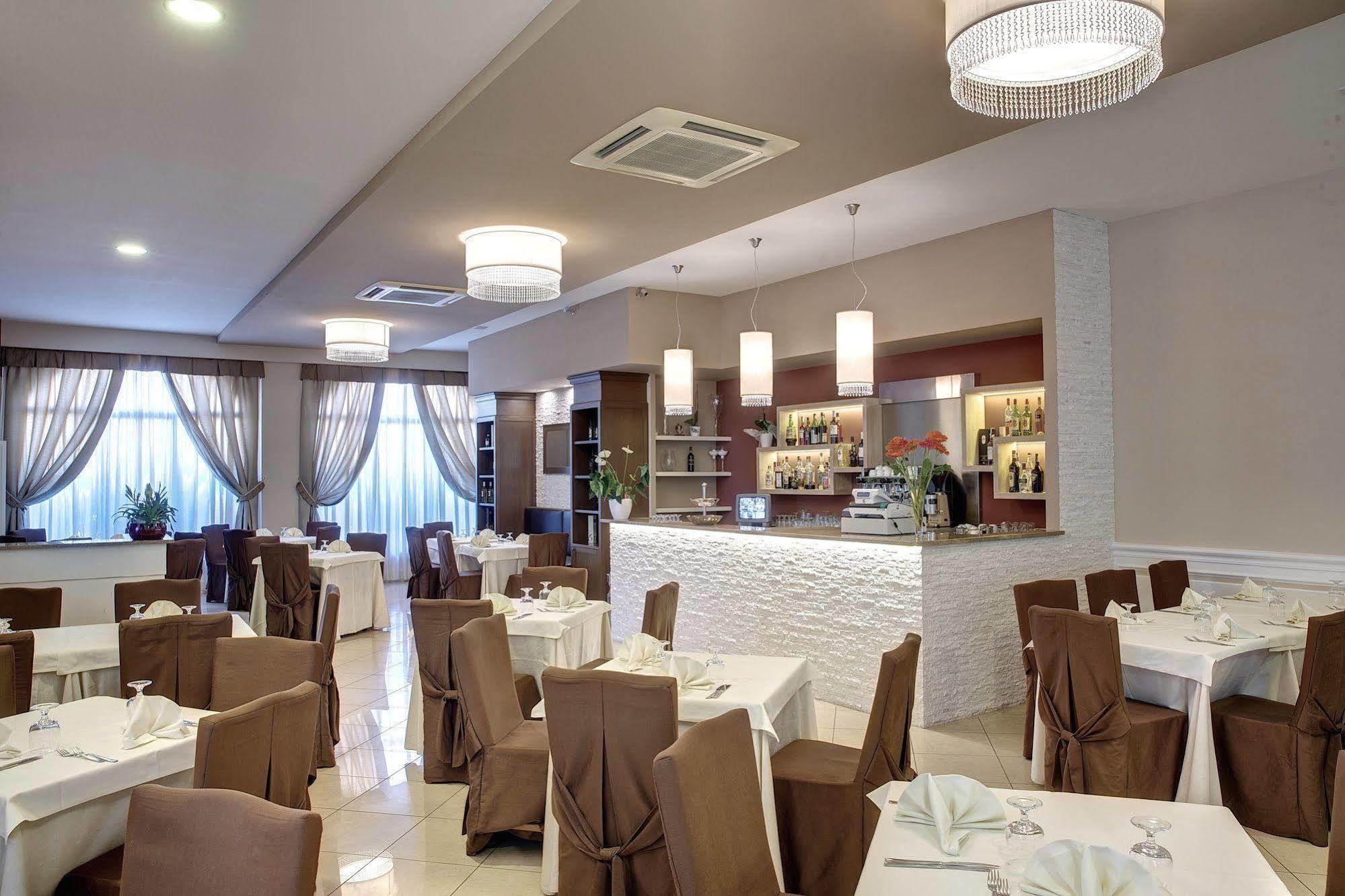 Lo Scacciapensieri Hotel & Restaurant Монтерони-ди-Лечче Экстерьер фото