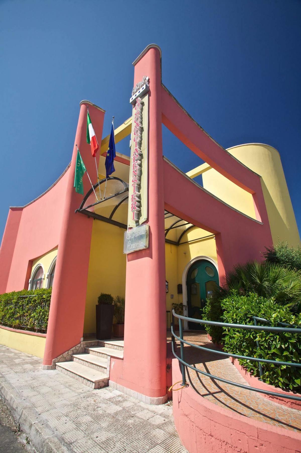 Lo Scacciapensieri Hotel & Restaurant Монтерони-ди-Лечче Экстерьер фото