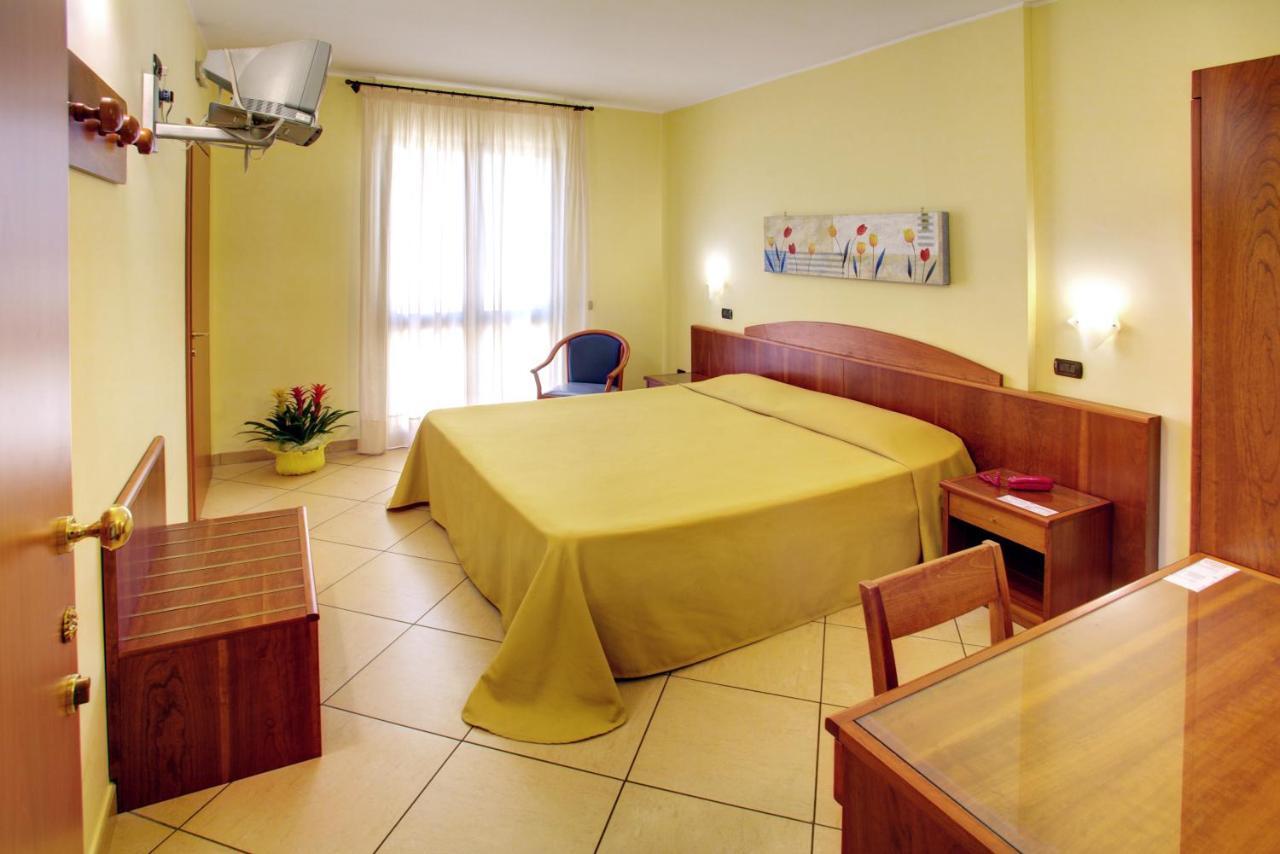 Lo Scacciapensieri Hotel & Restaurant Монтерони-ди-Лечче Номер фото