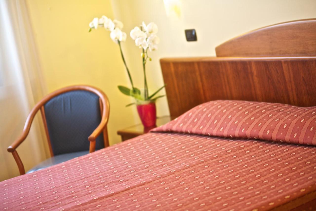 Lo Scacciapensieri Hotel & Restaurant Монтерони-ди-Лечче Экстерьер фото