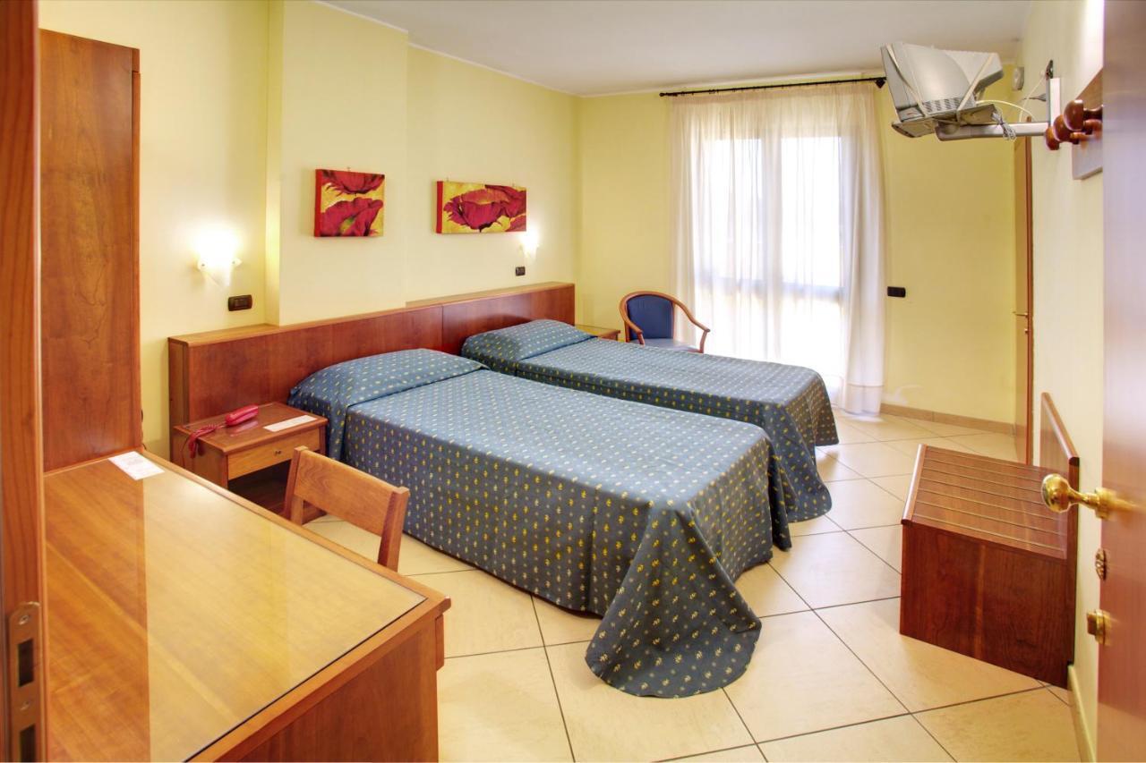 Lo Scacciapensieri Hotel & Restaurant Монтерони-ди-Лечче Номер фото