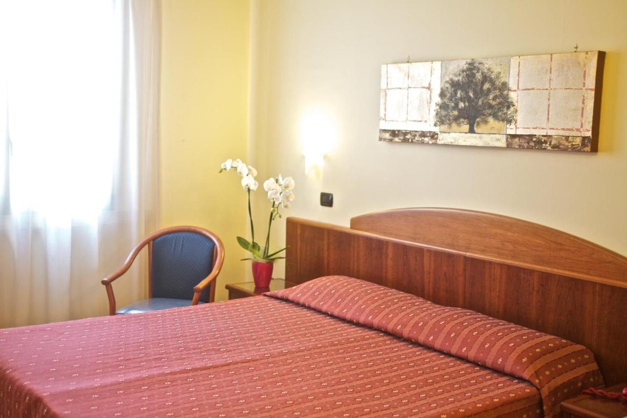 Lo Scacciapensieri Hotel & Restaurant Монтерони-ди-Лечче Номер фото