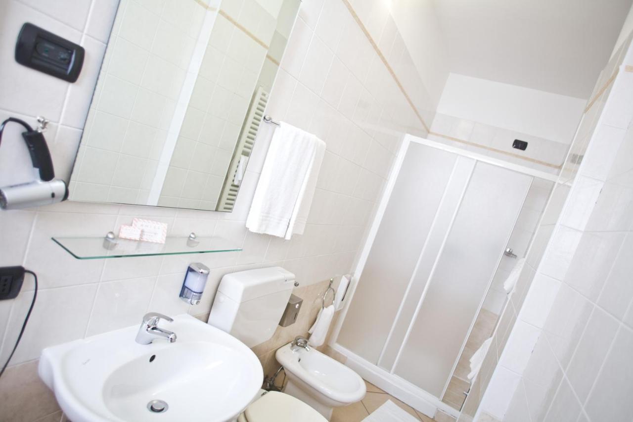 Lo Scacciapensieri Hotel & Restaurant Монтерони-ди-Лечче Экстерьер фото